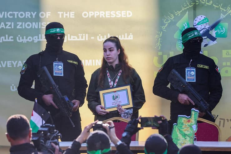 העברת החטופה אגם ברגר לידי הצלב האדום