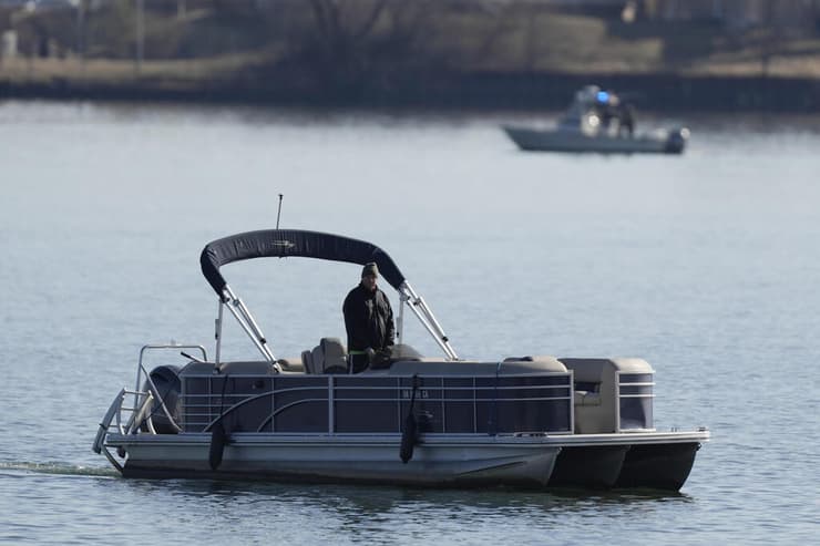 הטייס במסוק ידע שיש מטוס באזור. החיפושים בנהר (צילום: AP Photo/Carolyn Kaster) ארה"ב התרסקות מטוס וושינגטון הרוגים חיפושים נהר פוטומק