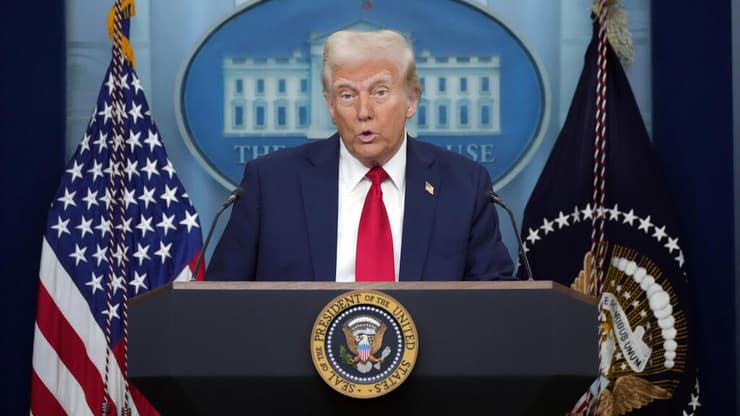 טראמפ בבית הלבן, אמש. ההצעה שלו עוררה התנגדות גדולה במדינות שאליהן הציע לפנות עזתים (צילום: AP Photo/Alex Brandon) ארה"ב דונלד טראמפ תדרוך התרסקות מטוס וושינגטון הרוגים חיפושים נהר פוטומק