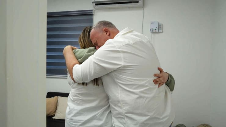 אגם ברגר נפגשת עם ההורים