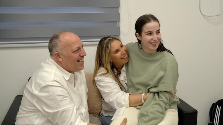 אגם ברגר נפגשת עם ההורים
