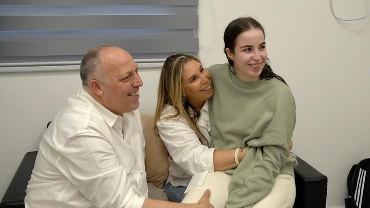 אגם ברגר נפגשת עם ההורים