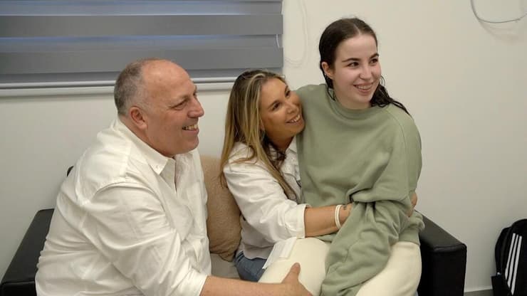 אגם ברגר נפגשת עם ההורים