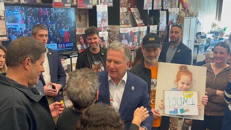 סטיב וויטקוף מדבר עם יוכבד ליפשיץ סטיב וויטקוף מדבר עם יוכבד ליפשיץ