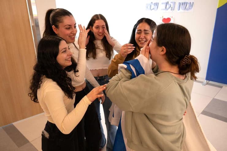 רגע האיחוד המרגש של ארבע התצפיתניות עם חברתן אגם ברגר
