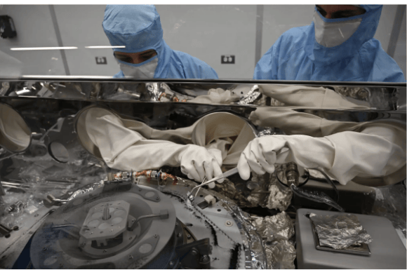 16 אלף סוגי מולקולות בדגימה של כ-120 גרם. חוקרים של נאס"א במרכז החלל ג'ונסון אוספים דגימות קרקע מהחלק החיצוני של הקפסולה, לפני פתיחתה 