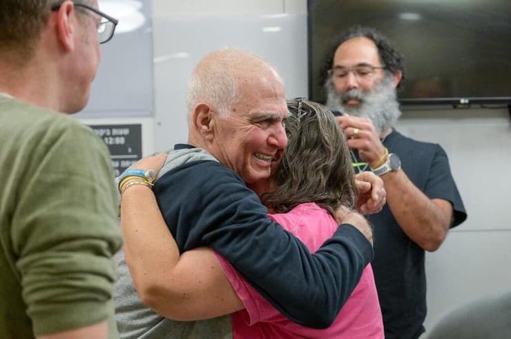 גדי מוזס במפגש המרגש עם בני משפחתו בבית החולים איכילוב