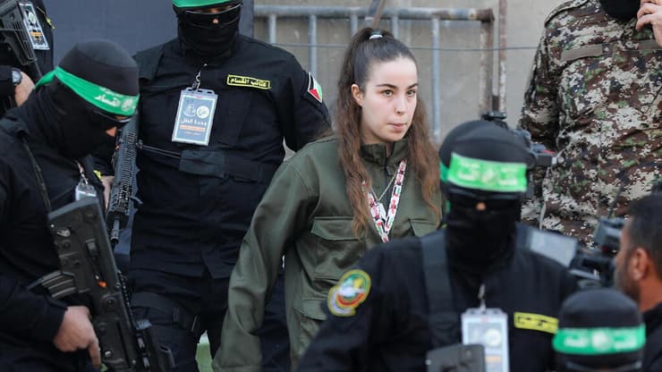 העברת החטופה אגם ברגר לידי הצלב האדום