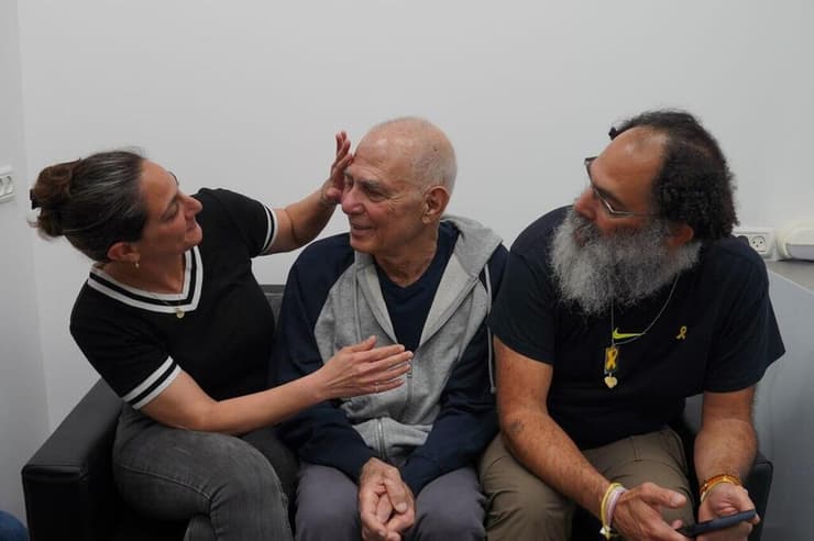 גדי מוזס במפגש המרגש עם ילדיו בנקודת הקליטה הראשונית ובדרכם לבית החולים  