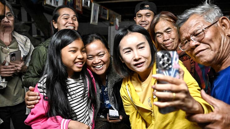 משפחתו של סריאון וואטצ'ארא בשיחה איתו לאחר חזרתו