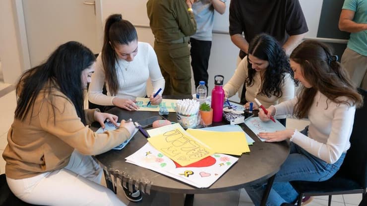 ארבע התצפיתניות - דניאלה, לירי, נעמה וקרינה - ששבו לארץ בשבת האחרונה, ממתינות לחברתן אגם