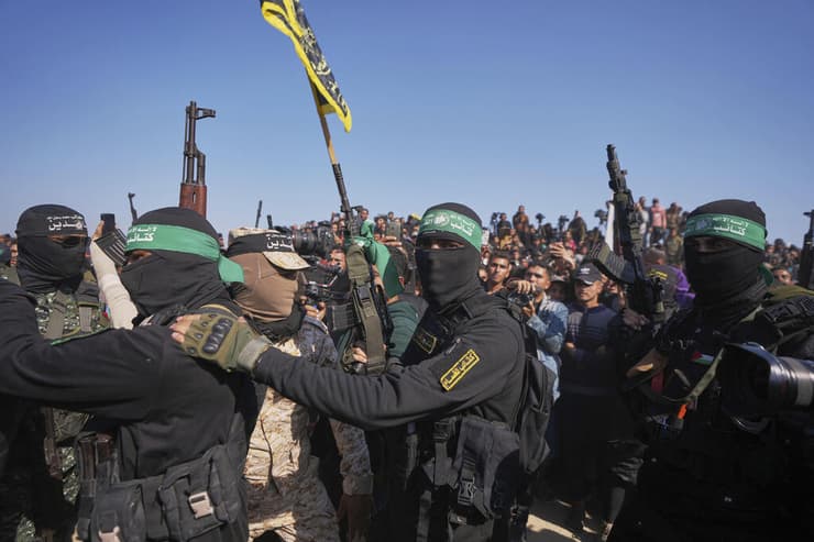 צילום: AP Photo/Abdel Kareem Hana חגיגות ב רמאללה שחרור מחבל מחבלים ב עסקת החטופים עסקה ב חגיגות ב רמאללה