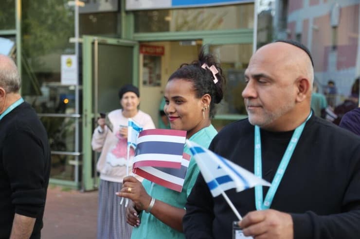 צילום: מוטי קמחי רגעי הנחיתה של התאילנדים בבית חולים אסף הרופא