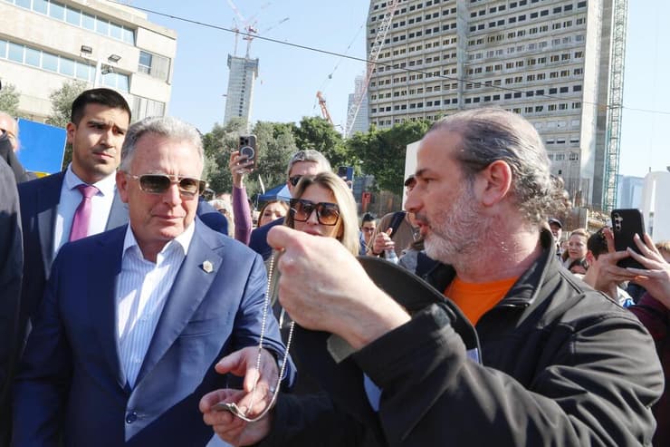 השליח וויטקוף בכיכר החטופים בתל אביב. טראמפ התרשם מביצועיו במזרח התיכון (צילום: דנה קופל ) סטיב וויטקוף בכיכר החטופים