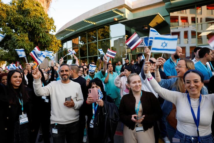קבלת פנים עם דגלי תאילנד לחמשת השבים בכניסה לבית החולים אסף הרופא (צילום: REUTERS/Amir Cohen) רגעי הנחיתה של התאילנדים בבית חולים אסף הרופא