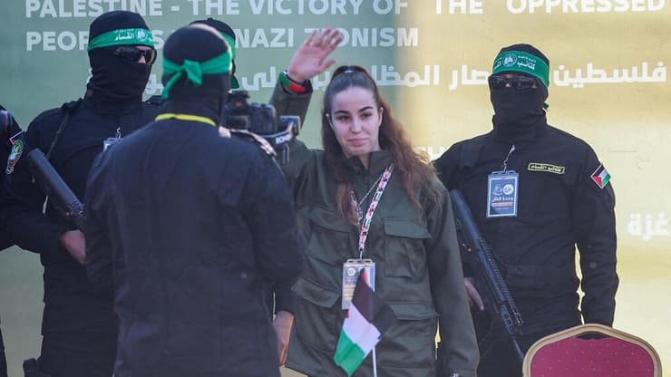 העברת החטופה אגם ברגר לידי הצלב האדום