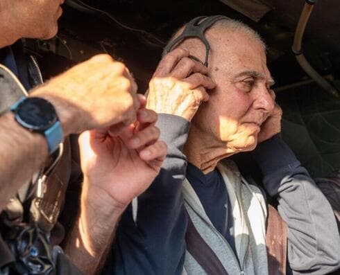 ״הוא החטוף המבוגר ביותר ששוחרר, הייתה אי-ודאות לגבי מצבו הבריאותי. בשיחה הראשונה איתו הוא היה חד, צלול, התבדח ושאל – ׳יאללה, אז אני יכול לישון היום בבית?׳. זה רגע של אושר מזוקק, הנה הוא חזר, כזה גבר״ ( צילום: דובר צה"ל ) גדי מוזס במפגש המרגש עם ילדיו בנקודת הקליטה הראשונית ובדרכם לבית החולים