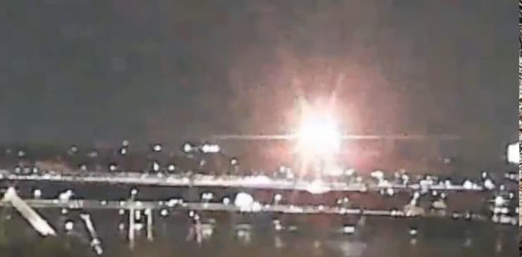 "מגדל, ראית את זה?". הפיצוץ בשמיים בעקבות ההתנגשות (צילום: מתוך טוויטר) "מגדל, ראית את זה?". הפיצוץ בשמיים בעקבות ההתנגשות