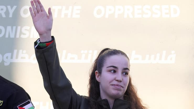 העברת החטופה אגם ברגר לידי הצלב האדום