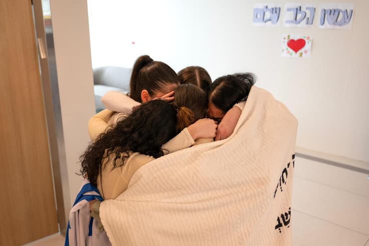 רגע האיחוד המרגש של ארבע התצפיתניות עם חברתן אגם ברגר