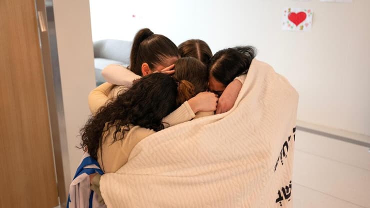 רגע האיחוד המרגש של ארבע התצפיתניות עם חברתן אגם ברגר