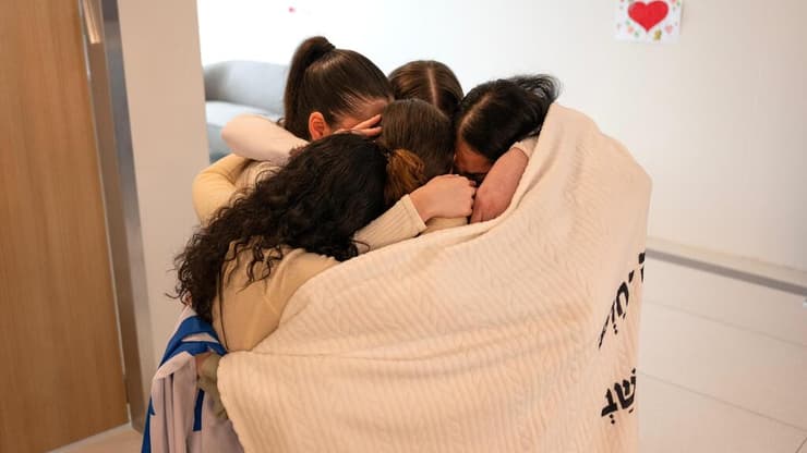 רגע האיחוד המרגש של ארבע התצפיתניות עם חברתן אגם ברגר