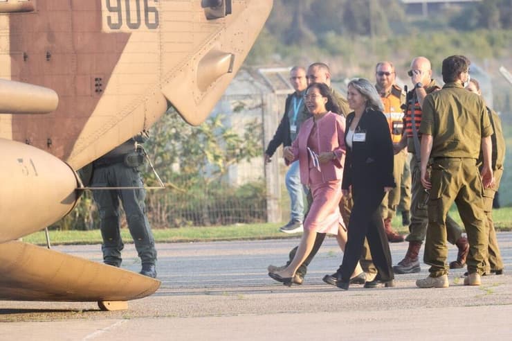 שגרירת תאילנד ומנהלת בית החולים מגיעות למסוק עם השבים (צילום: מוטי קמחי) רגעי הנחיתה של התאילנדים בבית חולים אסף הרופא