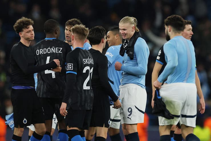 הולאנד ושחקני סיטי יכולים לחייך (צילום: REUTERS/Phil Noble) בסוף הגיעו. שחקני סיטי בסיום