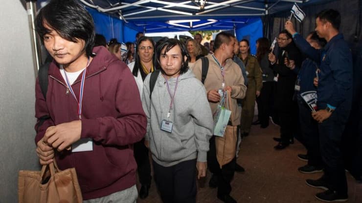 רגעי ההגעה של 5 אזרחי תאילנד וקבלתם ע"י שגרירת תאילנד בישראל צ׳אנדראראמיה פנאבה והצוות הרפואי