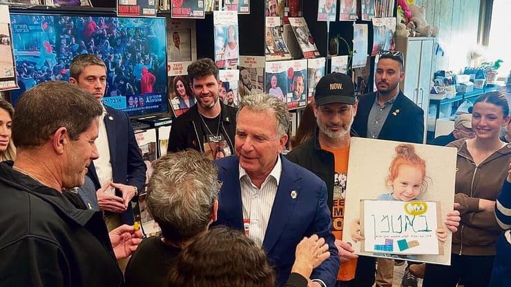 סטיב ויטקוף עם יוכבד ליפשיץ (בגבה) ומשפחות החטופים