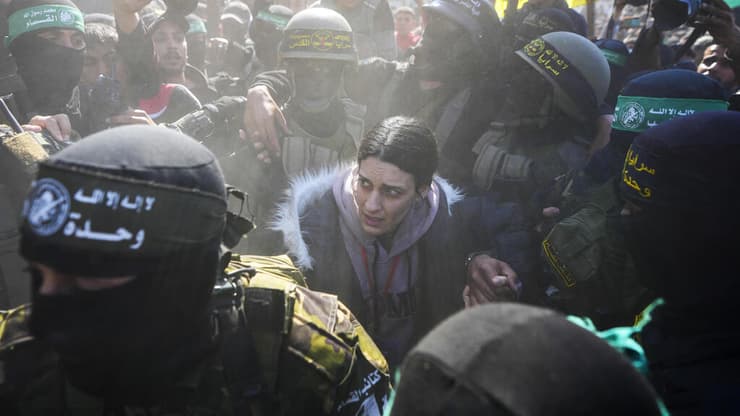 ארבל יהוד עוברת לידי הצלב האדום בין המוני עזתים