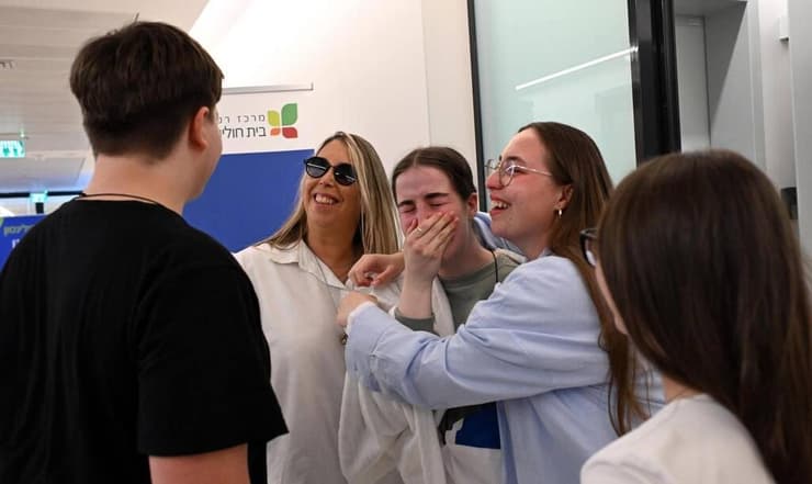 רגעי המפגש המרגש של אגם ברגר עם משפחתה בבית החולים בילינסון