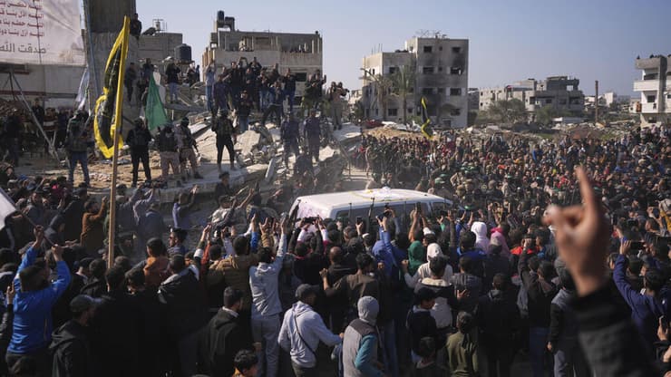 ארבל יהוד וגדי מוזס עוברים לידי הצלב האדום