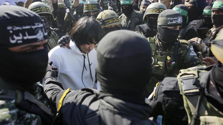 שחרור החטופים התאילנדים (צילום: AP Photo/Jehad Alshrafi) אחד החטופים התאלנדים עובר לידי הצלב האדום
