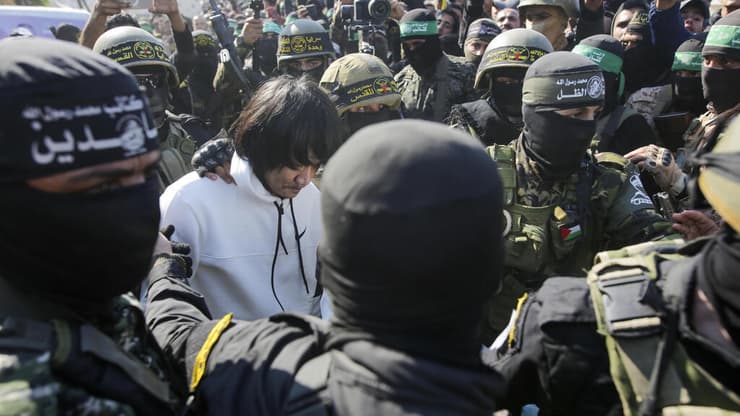 אחד החטופים התאלנדים עובר לידי הצלב האדום