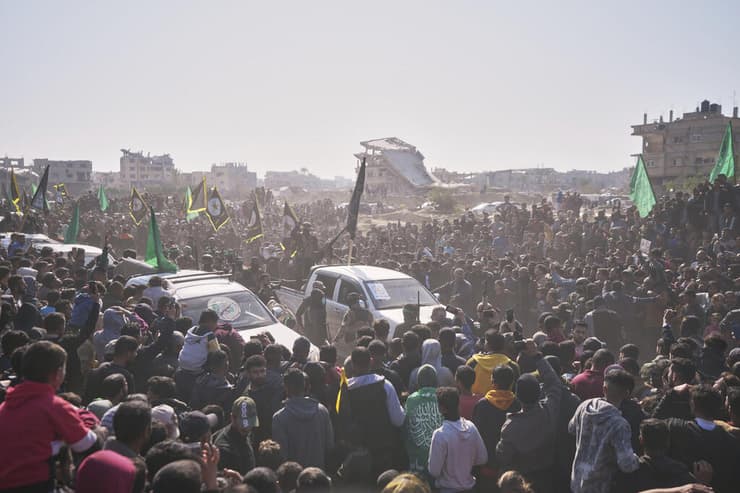 המוני הפלסטינים ומחבלי חמאס והג'יהאד האיסלאמי בחאן יונס (צילום: Abdel Kareem Hana) חגיגות ב רמאללה שחרור מחבל מחבלים ב עסקת החטופים עסקה ב חגיגות ב רמאללה