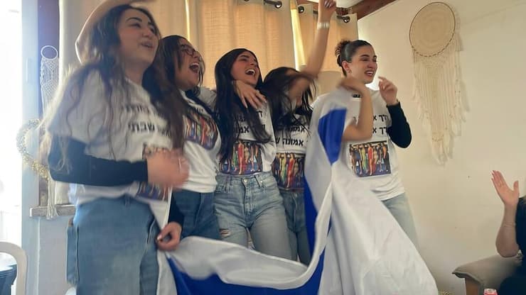 "גיבורה ולוחמת - אנחנו גאים בה כל כך". חברות של אגם ברגעי השחרור (צילום: ליאור אוחנה) חברות של אגם ברגר בזמן השחרור, חולון