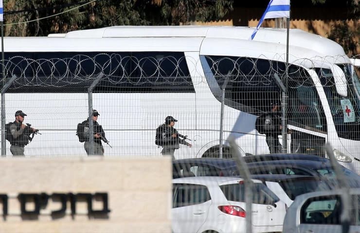 האוטוסים חוזרים לכלא עופר