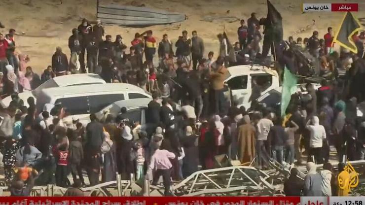 ארבל יהוד וגדי מוזס עוברים לידי הצלב האדום