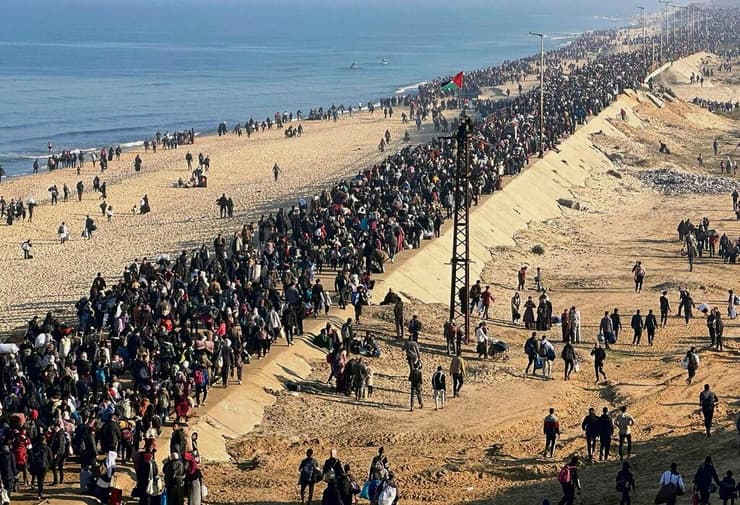 המוני העזתים שנעו לצפון הרצועה עם פתיחת ציר נצרים. טראמפ מתעקש על רילוקיישן (צילום: Ramadan Abed, Reuters) עזתים חוצים את מסדרון נצרים בדרכם צפונה