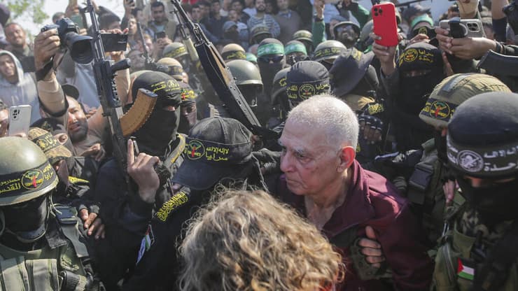 גדי מוזס עובר לידי הצלב האדום