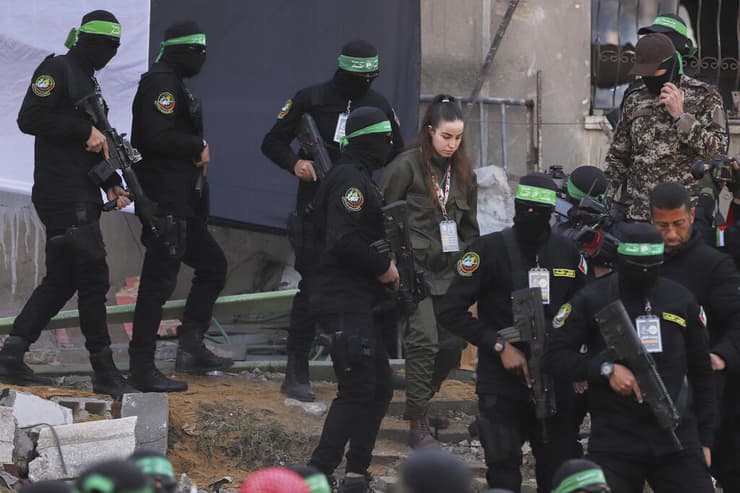 העברת החטופה אגם ברגר לידי הצלב האדום