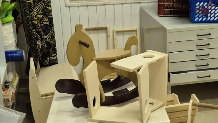 סוס העץ שמרדכי ז"ל הביא לנכדים של בת זוגו, יונה פריקר, שנרצחה אף היא ב-7 באוקטובר    