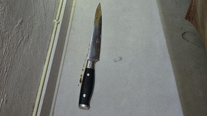  סכין בזירת ארוע דקירה שהתרחש בדירה בעיר נוף הגליל