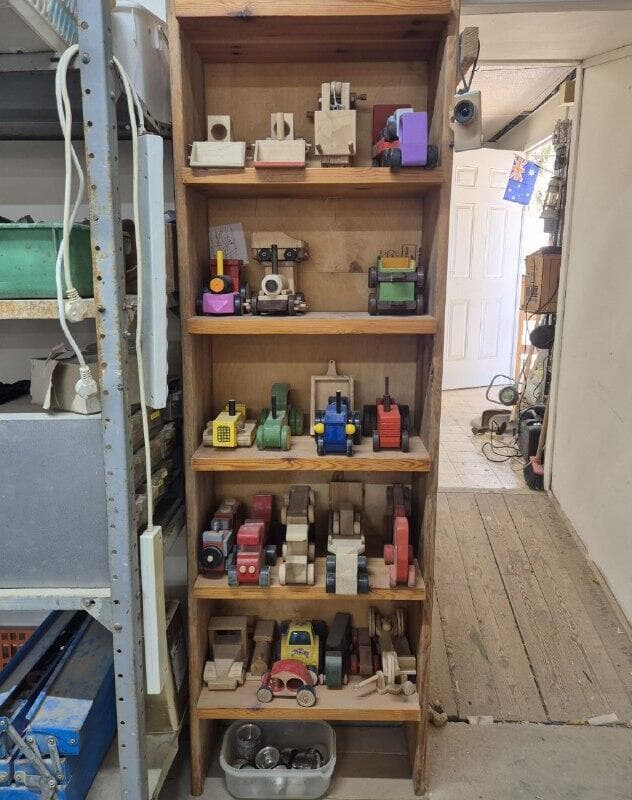  "מצלם את הטרקטורים ומייצר על פי זה צעצועים"   