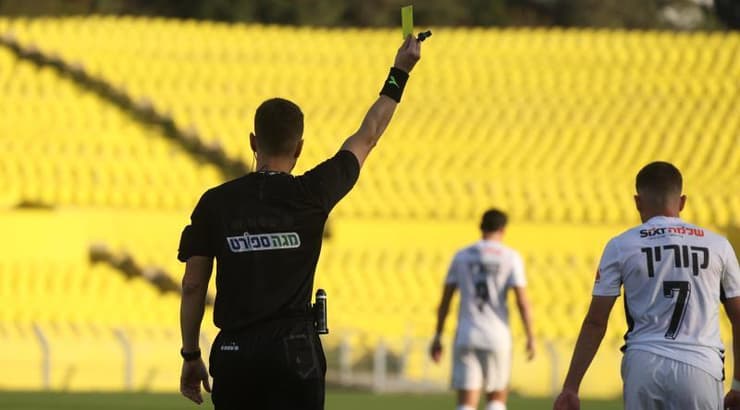 יוני קלז מראה לרוי קורין את הכרטיס הצהוב