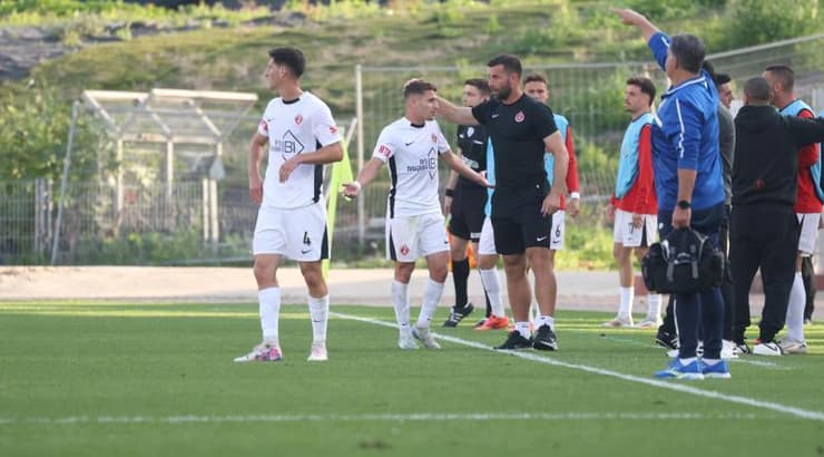 רוי קורין יורד מהדשא