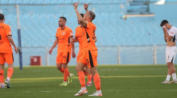 אורי צעדון מאושר מהשער שכבש