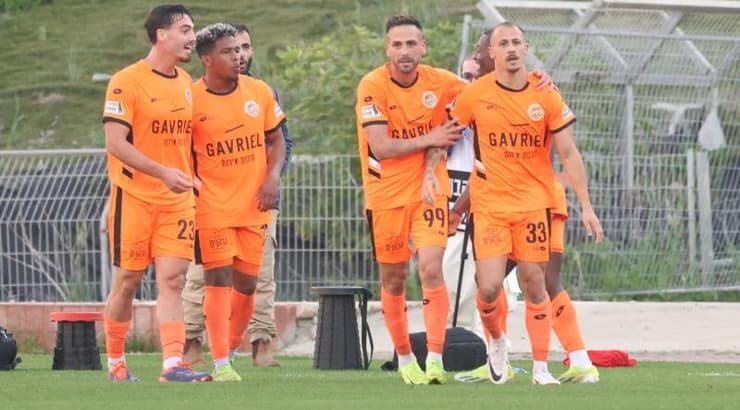 שחקני כפר שלם חוגגים