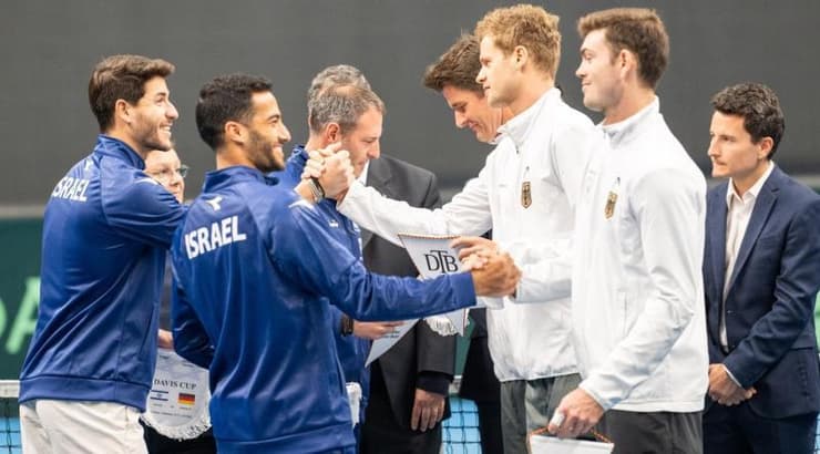 לחיצות הידיים בין הנבחרות